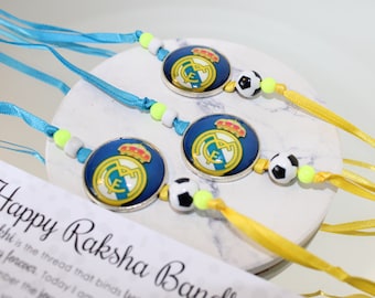 Real Madrid Football Rakhi / Presentado en un tablero de respaldo de lujo con palabras especiales