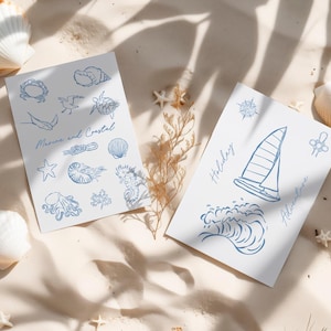 Pode incluir: Duas folhas de papel com desenhos de tinta azul de temas n&aacute;uticos e de praia. A primeira folha tem desenhos de conchas, estrelas do mar, um caranguejo, um polvo, um cavalo-marinho e um veleiro. A segunda folha tem desenhos de um veleiro, uma onda e uma b&uacute;ssola. O texto da primeira folha diz "Marinha e Costeira". O texto da segunda folha diz "F&eacute;rias Aventura".