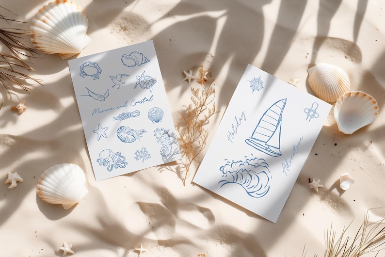 Pode incluir: Duas folhas de papel com desenhos de tinta azul de temas n&aacute;uticos e de praia. A primeira folha tem desenhos de conchas, estrelas do mar, um caranguejo, um polvo, um cavalo-marinho e um veleiro. A segunda folha tem desenhos de um veleiro, uma onda e uma b&uacute;ssola. O texto da primeira folha diz "Marinha e Costeira". O texto da segunda folha diz "F&eacute;rias Aventura".