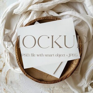 Mockup huwelijksuitnodigingen 7 x 5, minimalistische boho-uitnodigingskaart mock-up, PSD slim object, JPG, briefpapierbegroeting lege lege kaart Mockup