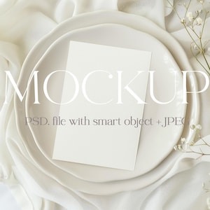 Mockup trouwkaarten, minimalistische boho-uitnodigingskaart mock-up, PSD Smart Object, JPG, briefpapierbegroeting leeg kaartmodel, bord