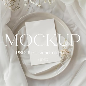 Hochzeitseinladungen Mockup, Minimalist Boho Einladungskarte MockUp, PSD Smart Objekt, modernes Briefpapier Gruß leeres Kartenmodell, Teller