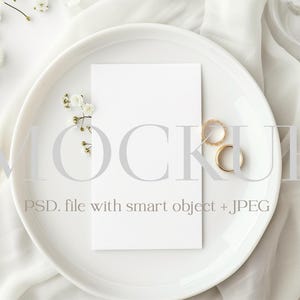 Hochzeitseinladungen Mockup, Minimalistisches Einladungskarten MockUp, PSD Smart Objekt, JPG, Kartenmodell, Menü Restaurant Mockup, Teller, Floral