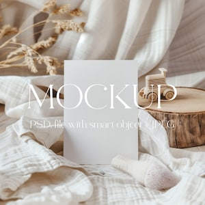 Babypartyeinladungen Mockup, Geburtstagsfeier-Minimalist-Junge laden Kinderkarten-Mockup, PSD Smart-Objekt, Babykarten-Mockup, Kinderzimmer-Mockup ein