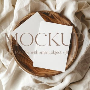 Twee bruiloftsuitnodiging mockup, minimalistische boho uitnodigingskaart mock-up, PSD slim object, JPG, modern briefpapier groet lege kaart Mockup