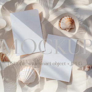 Mockup met twee kaarten, mockup trouwkaarten, strand, feest, vakantie, minimalistische uitnodigingskaartmodel, PSD slim object, modemodel, strand, feest, vakantie