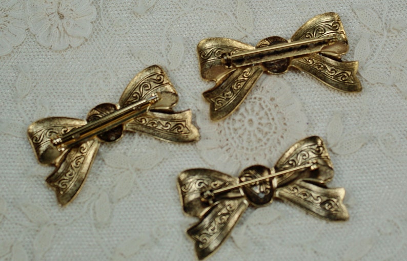 Medium Gold Bows with Streamers DIY Bow Assemblage Couture Bow PinPendants 1 pc Vintage Brass Bow Pin Stampings Bow Pin Accessories