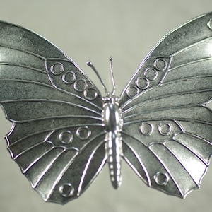 Estampado de metal vintage de mariposa de hadas, latón victoriano de gran tamaño, plata, inspirado en la naturaleza, estampado de mariposa por menos de 10, estilo vintage francés, 1 pieza