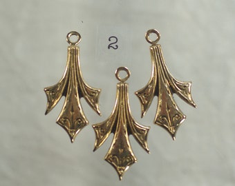 estampes vintage de pendentif en laiton doré, pendentifs fleur de lys en laiton doré. Cadre de pendentif en filigrane en laiton doré, boucles d'oreilles victoriennes DIY, + de 4 pcs