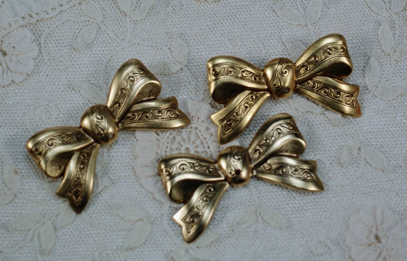Medium Gold Bows with Streamers DIY Bow Assemblage Couture Bow PinPendants 1 pc Vintage Brass Bow Pin Stampings Bow Pin Accessories
