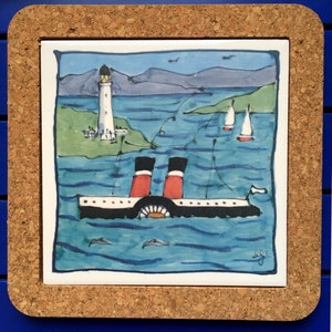 Könnte beinhalten: Eine handbemalte Keramikfliese, die ein schwarz-weißes Schaufelraddampfschiff mit roten Schornsteinen zeigt, das auf einem blauen Meer mit einem weißen Leuchtturm im Hintergrund fährt.