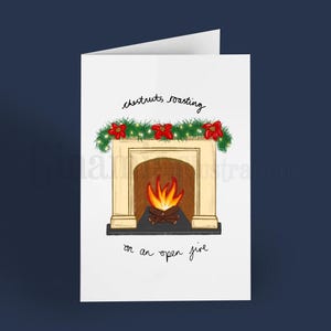 Châtaignes grillées sur un feu ouvert - carte de voeux de Noël A6 2024 - cheminée avec guirlande de poinsettia de Noël - Illustrations Ginamia