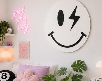 Retro Smiley Face Sign: 3D Groovy Room Decor