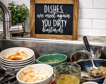Placa engraçada para parede com tema de pratos sujos: Humor na cozinha.