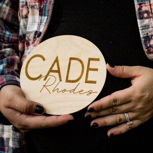 Letrero personalizado con nombre para recién nacido: placa de madera grabada