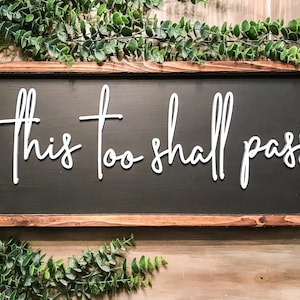 Auch dies soll Wandkunst bestehen Positive Affirmation Zeichen | Achtsame Wohndeko | Motivierendes Zitat Zeichen | Trost Geschenk | Rustikales Holzschild