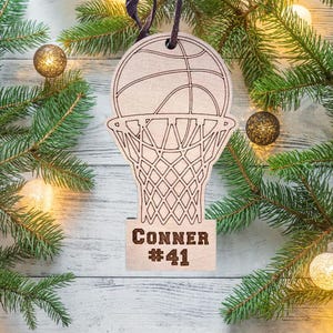 Ornamento personalizzato per basket / Ornamento personalizzato per Buon Natale / Etichetta personalizzata per cestino di Pasqua / Etichetta con nome in legno per le feste incisa