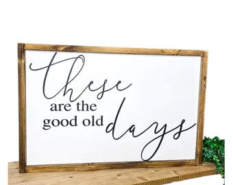 Placa &quot;Good Old Times&quot;: Arte de parede emoldurada em madeira com temática nostálgica de fazenda