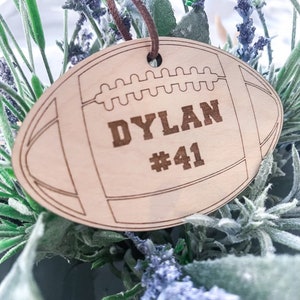 Ornamento da calcio personalizzato/Calcio ornamento festivo/Etichetta festiva personalizzata/Etichetta cestino pasquale/Etichetta con nome in legno incisa con messaggio