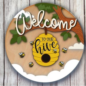 Rond bord Welcome To Our Hive Home decor, deurhanger, bijen, bijenkorf, boom, lasergesneden bestand, digitale download, Glowforge, Aura, Cricut