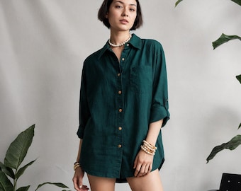 Camisa de lino con botones: corte relajado y bolsillo en el pecho