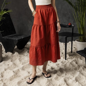 Falda de lino con bolsillos y capas: frunces a media pantorrilla