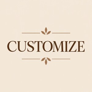 Może przedstawiać: Projekt graficzny na jasnobeżowym tle z napisem CUSTOMIZE wykonanym dużymi, ciemnobrązowymi literami szeryfowymi. Tekst jest wyśrodkowany pomiędzy dwiema poziomymi liniami, z kt&oacute;rych każda ozdobiona jest małą, brązową ikoną rośliny z trzema liśćmi.