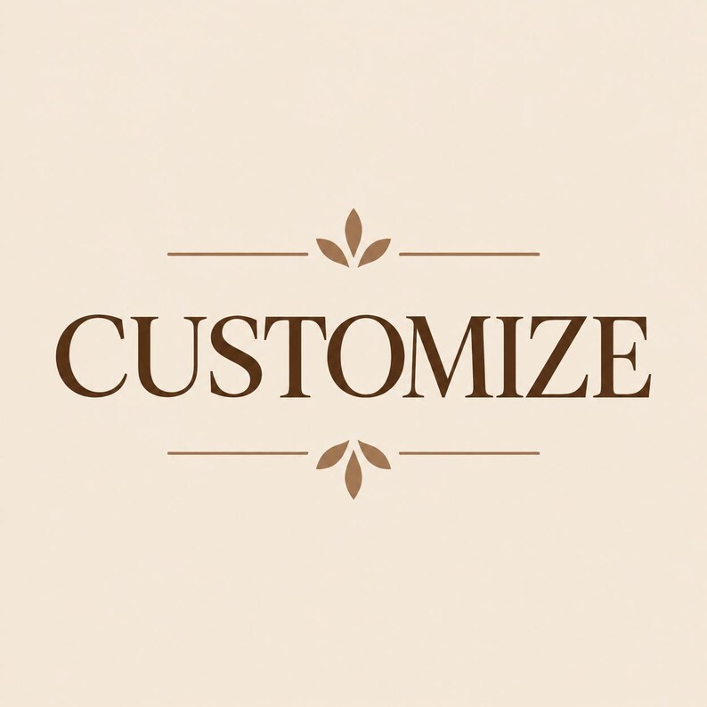 Może przedstawiać: Projekt graficzny na jasnobeżowym tle z napisem CUSTOMIZE wykonanym dużymi, ciemnobrązowymi literami szeryfowymi. Tekst jest wyśrodkowany pomiędzy dwiema poziomymi liniami, z kt&oacute;rych każda ozdobiona jest małą, brązową ikoną rośliny z trzema liśćmi.