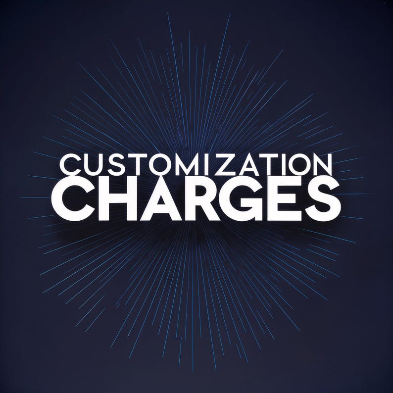 Może przedstawiać: Ciemnoniebieska grafika z białym napisem CUSTOMIZATION CHARGES pogrubioną czcionką bezszeryfową. Tekst jest wyśrodkowany na promieniującym wzorze cienkich, jasnoniebieskich linii, kt&oacute;re rozchodzą się na zewnątrz niczym efekt gwiazdy.