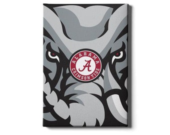 Puede incluir: Primer plano de una cabeza de elefante gris con un círculo rojo que contiene el texto "Alabama Crimson Tide" y una "A" blanca dentro del círculo.