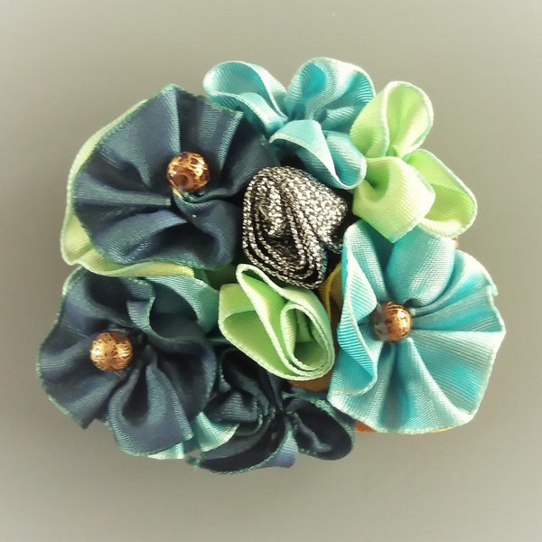 Broche fleurs bleues et vertes avec perles