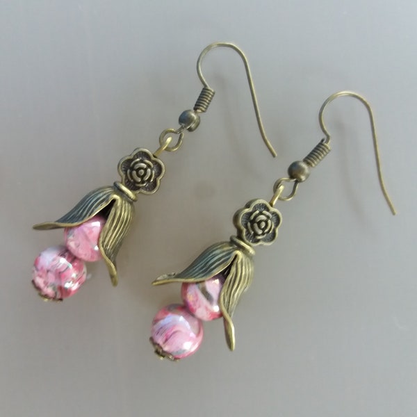 Boucle d'oreilles coupelles bronze et perles roses