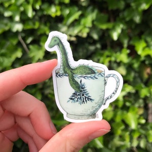 ティーカップに入ったネス湖の怪物 防水ビニールステッカー - 気まぐれな水彩画ステッカー - ティーステッカー - 自然史