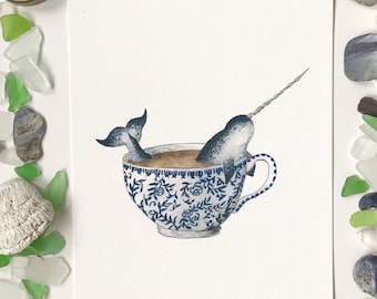 Narwhal in einer Teetasse Druck - Wunderliche Tee Themen Ozean Kunstwerk - Aquarell und Tinte Naturgeschichte Illustration - 13x18x18 cm