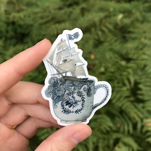 Piratenschiff in einem stürmischen Teetasse Aufkleber - Wasserdichtes Vinyl - Wunderlicher Aquarell Aufkleber - Tee Aufkleber - Naturgeschichte