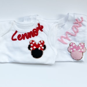 Camiseta personalizada con bordado de Minnie y Mickey para niños. Camiseta unisex personalizada con bordado a mano. Disneyland. Camiseta juvenil con parche de Disney.