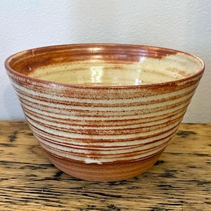 手作りの陶器のボウル