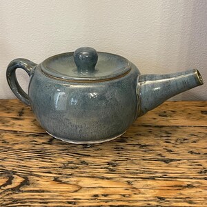 Teiera in ceramica fatta a mano