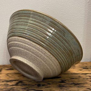 手作りの陶器のボウル