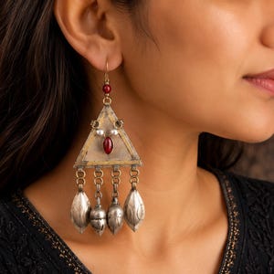 Pendientes turcomanos vintage con borlas, chapados en oro y plata, con incrustaciones de piedra.