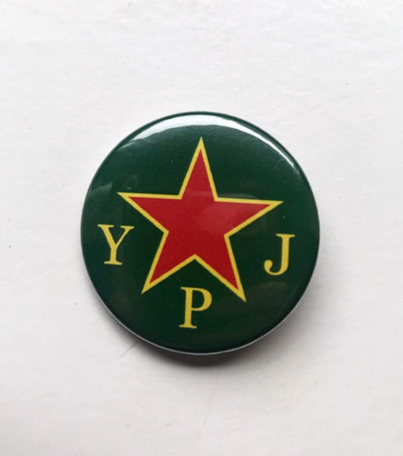 Puede incluir: Un bot&oacute;n verde con una estrella roja y las letras Y, P y J en amarillo.