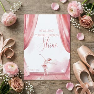 Puede incluir: Una impresión en acuarela con una bailarina en el escenario con el texto "He will make your righteousness Shine". Cortinas rosas enmarcan a la bailarina. Zapatillas de ballet y flores rodean la impresión. Salmo 37:6 está escrito en la parte inferior.