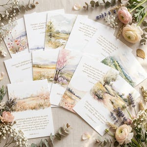 Puede incluir: Una colección de tarjetas blancas con pinturas de paisajes en acuarela y citas inspiradoras. Las tarjetas presentan colores suaves como beige, rosa y verde, con acentos florales y botánicos. Algunas tarjetas tienen texto de la Biblia.