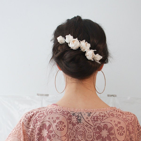 Ivory peonies hair pin - Bridal hair vine - White peony flower pin - Wedding hair accessory - Ivory peony hair piece - Bridal flower pin