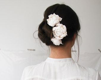 Peony hair pin - Bridal peony flower hair pin - Off white floral headpiece - Ivory roses clip - Wedding hair accessories - White flower