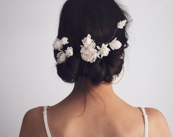 Minimalist hair clip - Ivory roses hair pin - Wedding hair accessory - Flower Hair accessory - Bridal peony hair pin