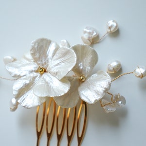 Wedding pearl hair comb - Bridal freshwater pearl hair piece - Gold hair pins - Clay flower