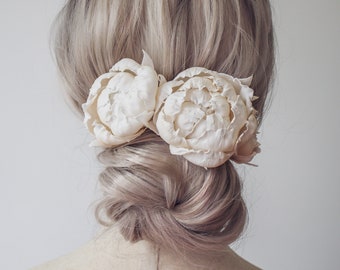 Peony hair pin - Bridal peony flower hair pin - Off white floral headpiece - Ivory roses clip - Wedding hair accessories - White flower