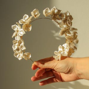 Bridal headband - Flower wedding hair piece - Wedding hair accessory - Floral pearl crown