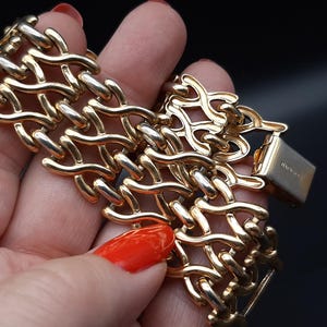 Pulsera ancha vintage Napier Chunky de tono dorado firmada